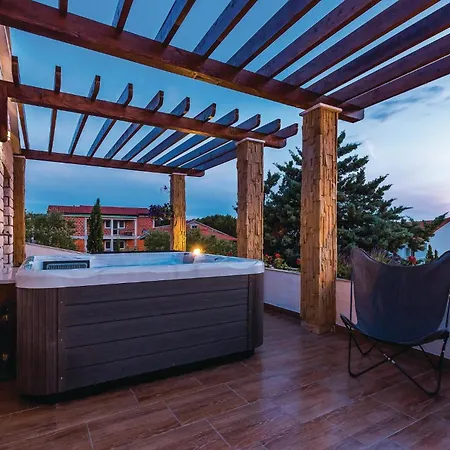 Lovely In With Jacuzzi Ferienhaus Rogoznica (Sibenik-Knin)