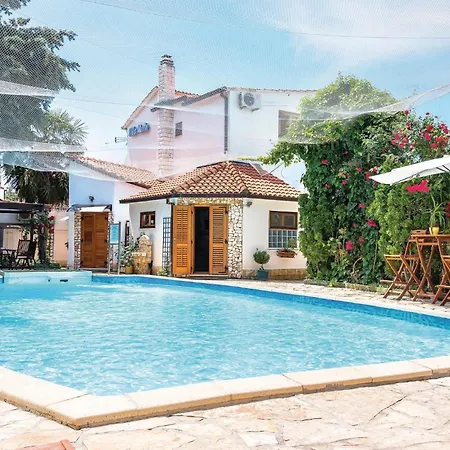Ferienhaus Lovely In With Jacuzzi Rogoznica (Sibenik-Knin)